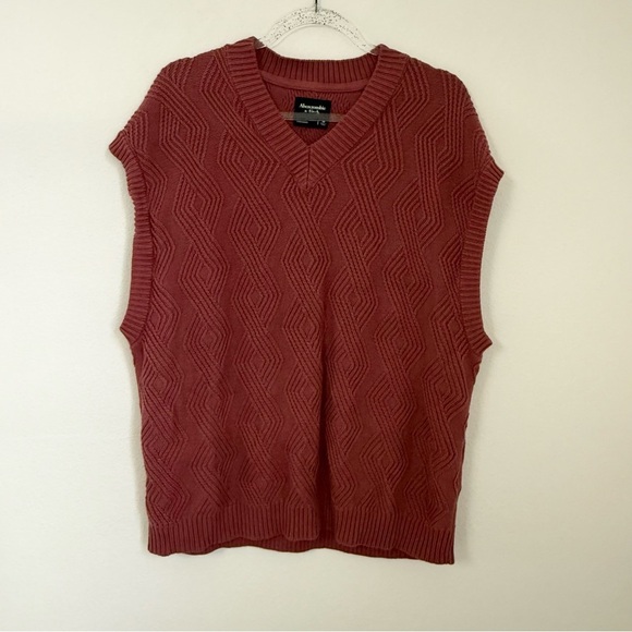 Abercrombie & Fitch Oversized Men's Red and Burgundy Vest Knit Size M - Picture 1 of 7